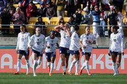 法国女足团队力压对手，成功跻身半决赛